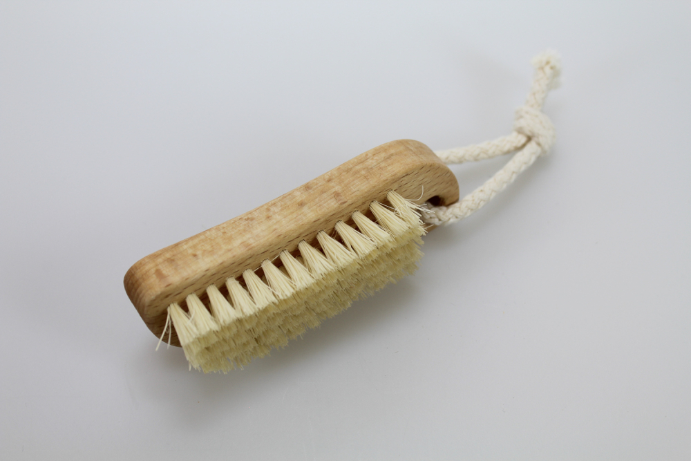 Handbürste geschwungen